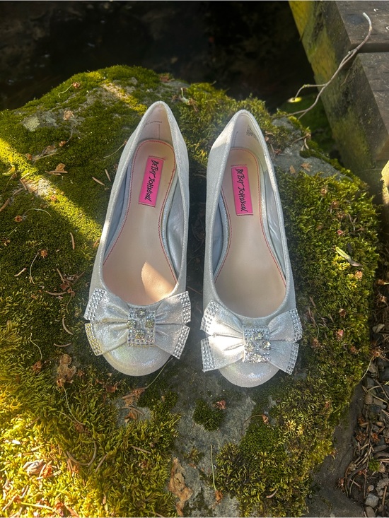 Betsey Johnson Shoes - Betsey Johnson Silver Glitter Bow Flats with Crystal Accent - Size 5.5